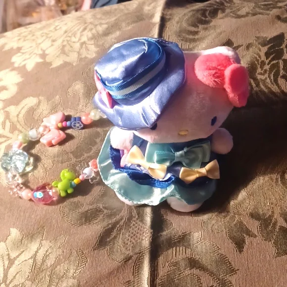 Hello Kitty All Dressed Up 👗 - Picture 5 of 10